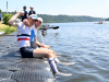 Oskar-und-Yannick-kuehlen-sich-nach-dem-Rennen-ab